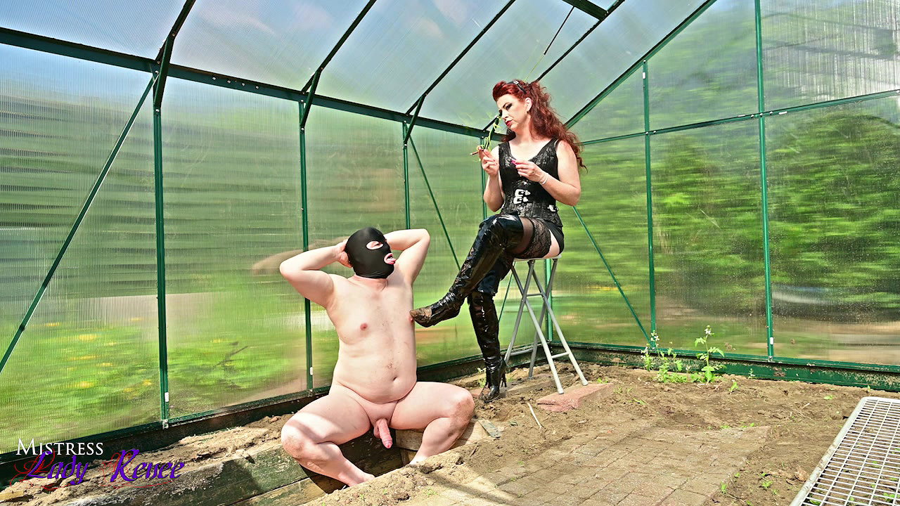 324079MISTRESS LADY RENEE SING IN THE ASHTRAY