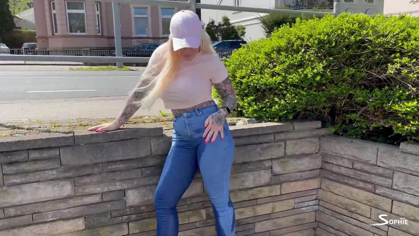 vil sophie Heftig und verdorben Geil vor dem Strassenverlehramt in die Jeans eingenaesst