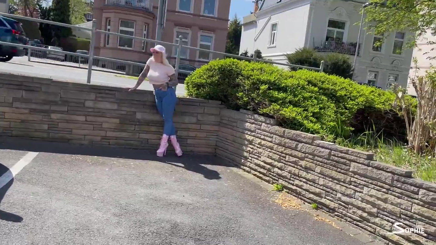 vil sophie Heftig und verdorben Geil vor dem Strassenverlehramt in die Jeans eingenaesst