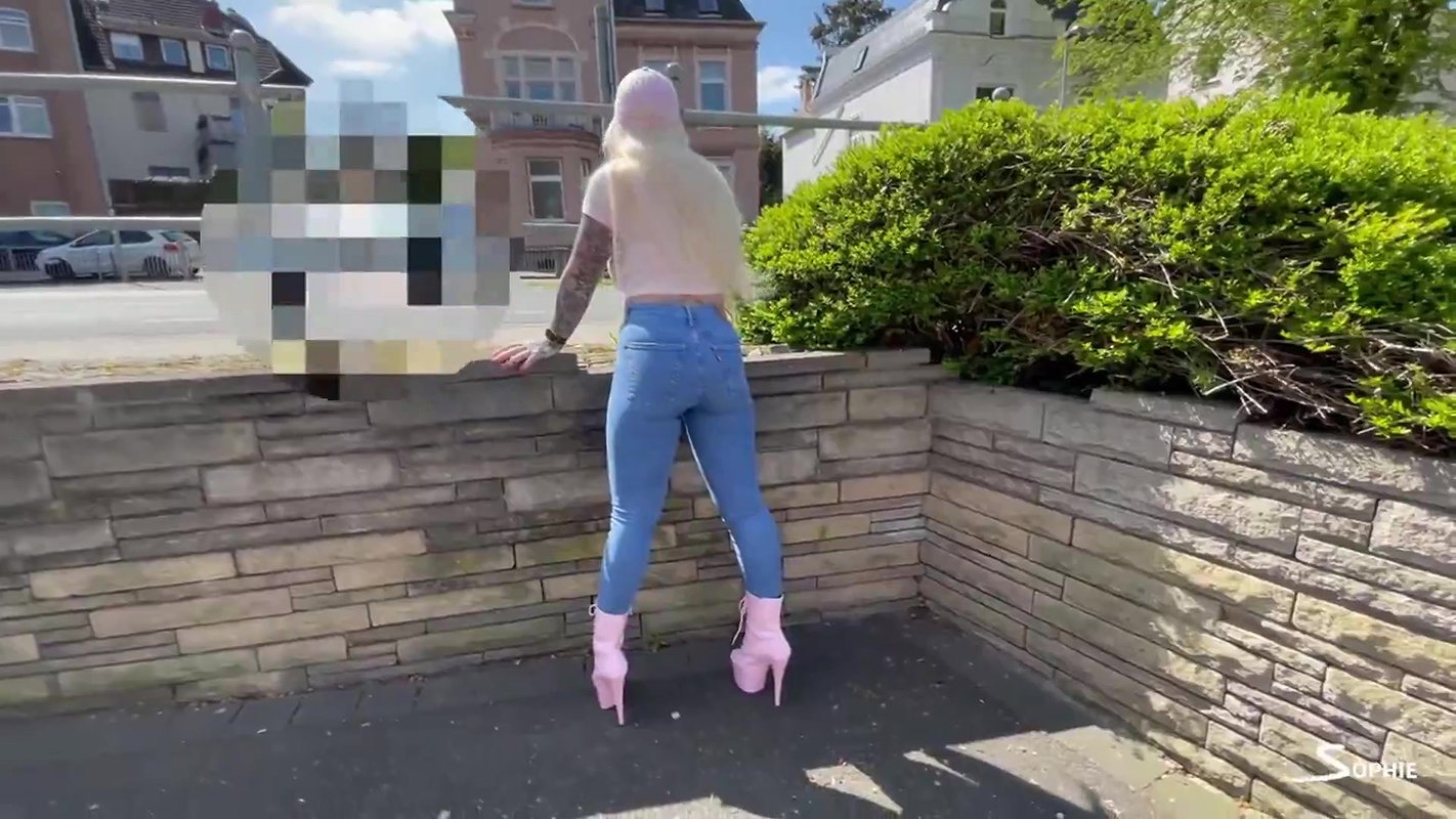 vil sophie Heftig und verdorben Geil vor dem Strassenverlehramt in die Jeans eingenaesst