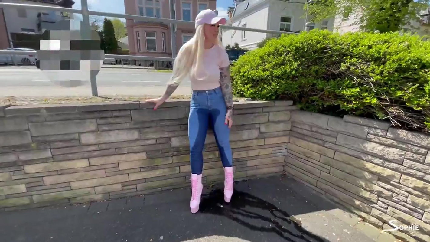 vil sophie Heftig und verdorben Geil vor dem Strassenverlehramt in die Jeans eingenaesst