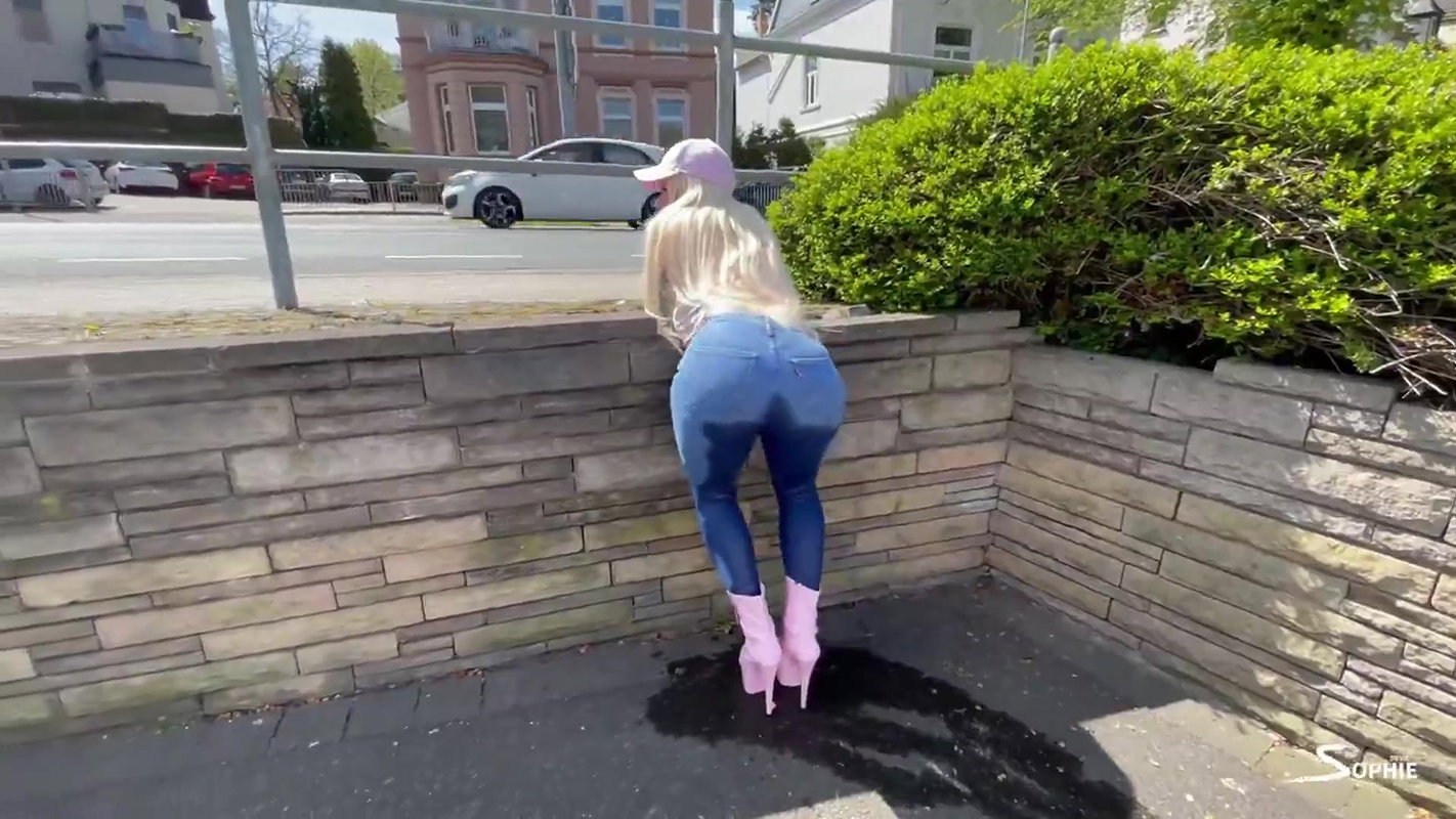 vil sophie Heftig und verdorben Geil vor dem Strassenverlehramt in die Jeans eingenaesst