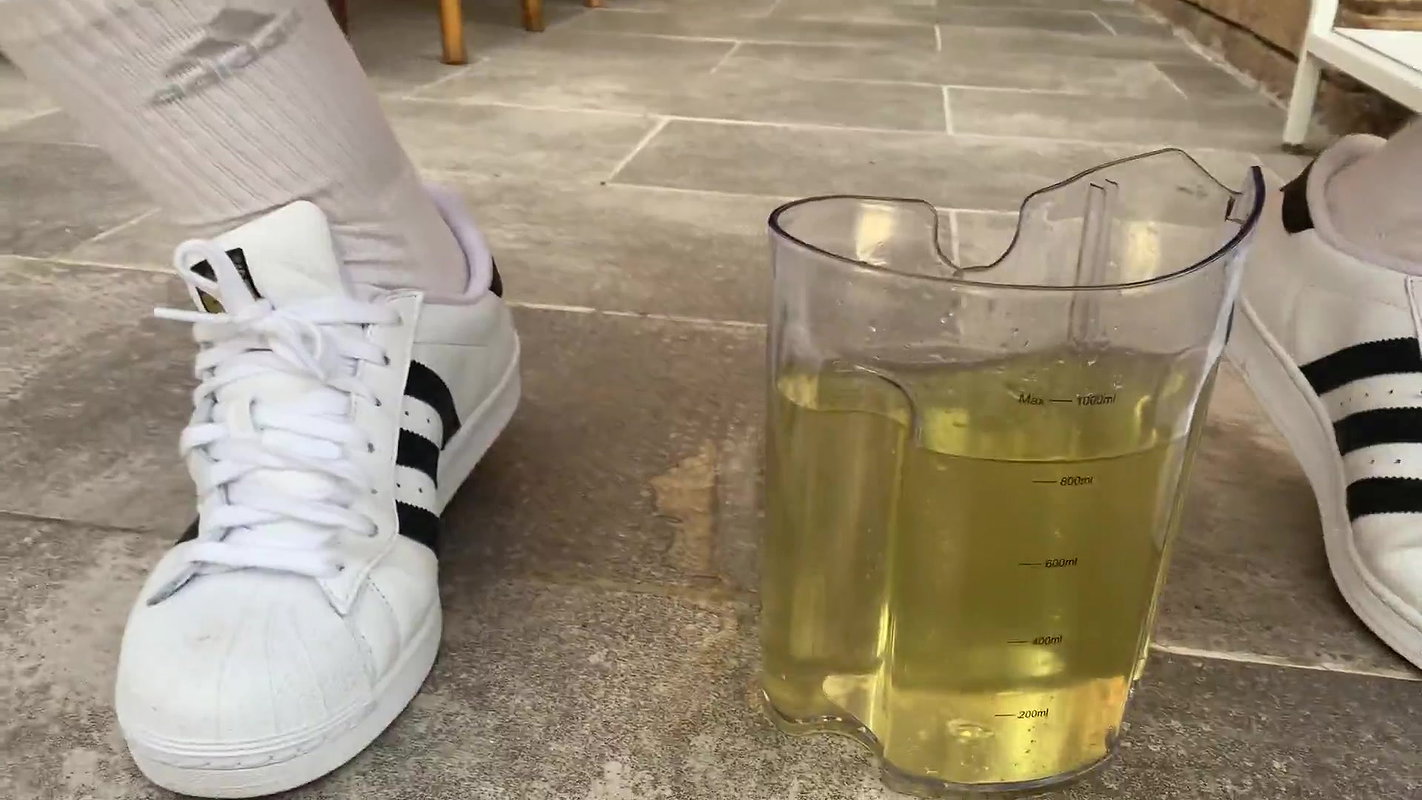 ulinaSchubert Mein 1 NS Clip Ich pisse den 1Liter Messbecher voll