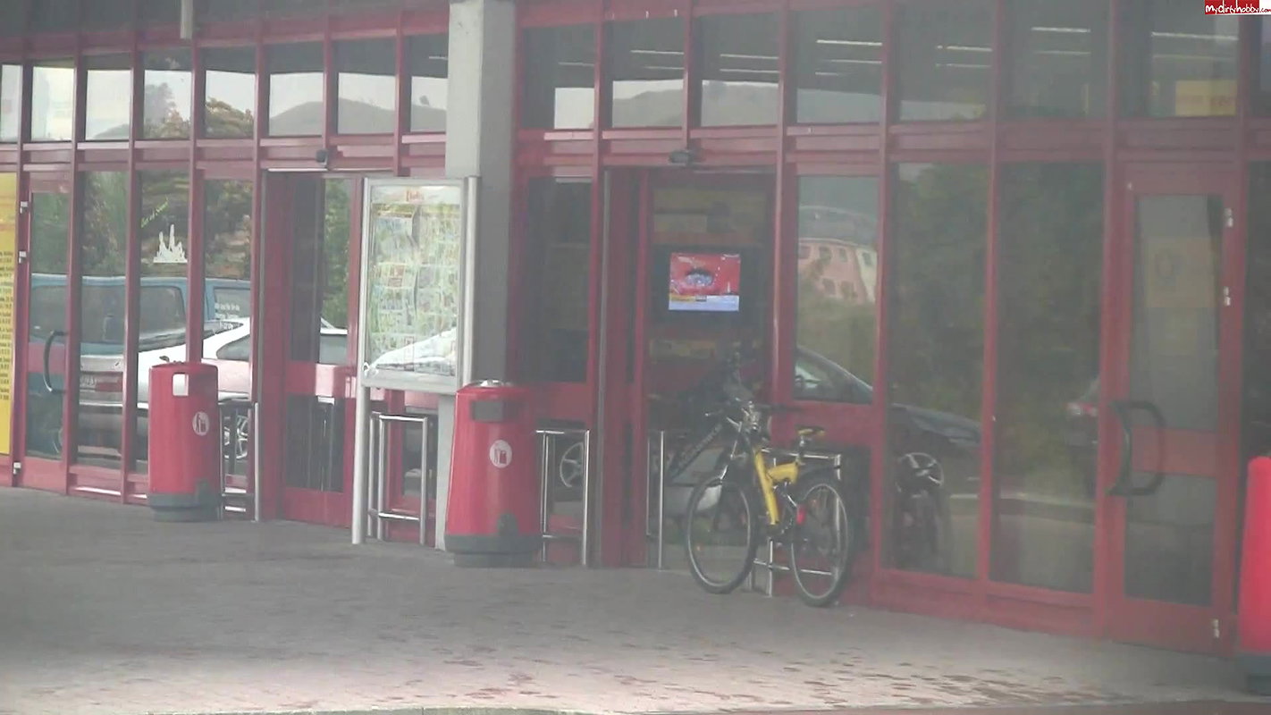 neDD28 Jeanspiss in der Einkaufshalle