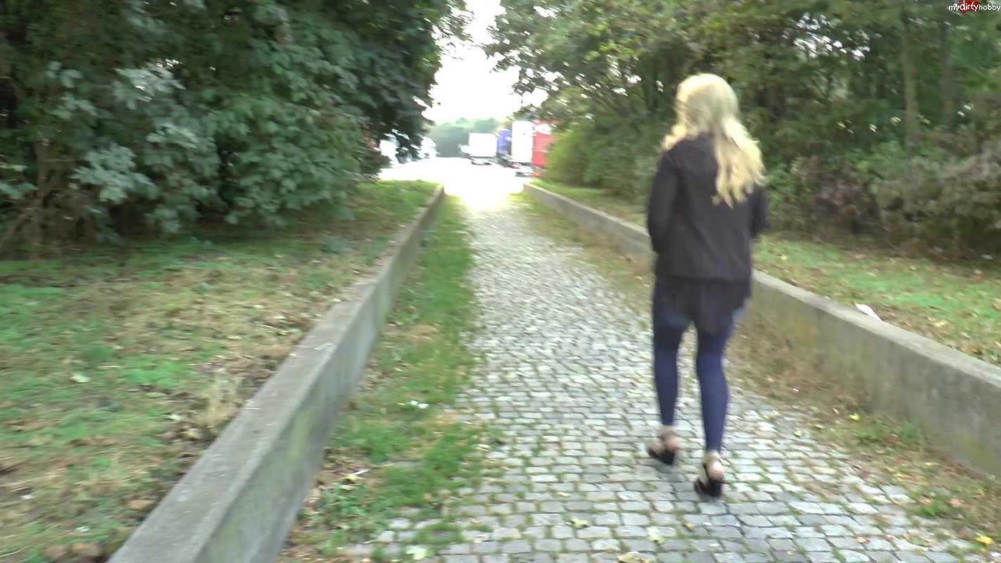 janaYoung Dreister Autobahn Piss