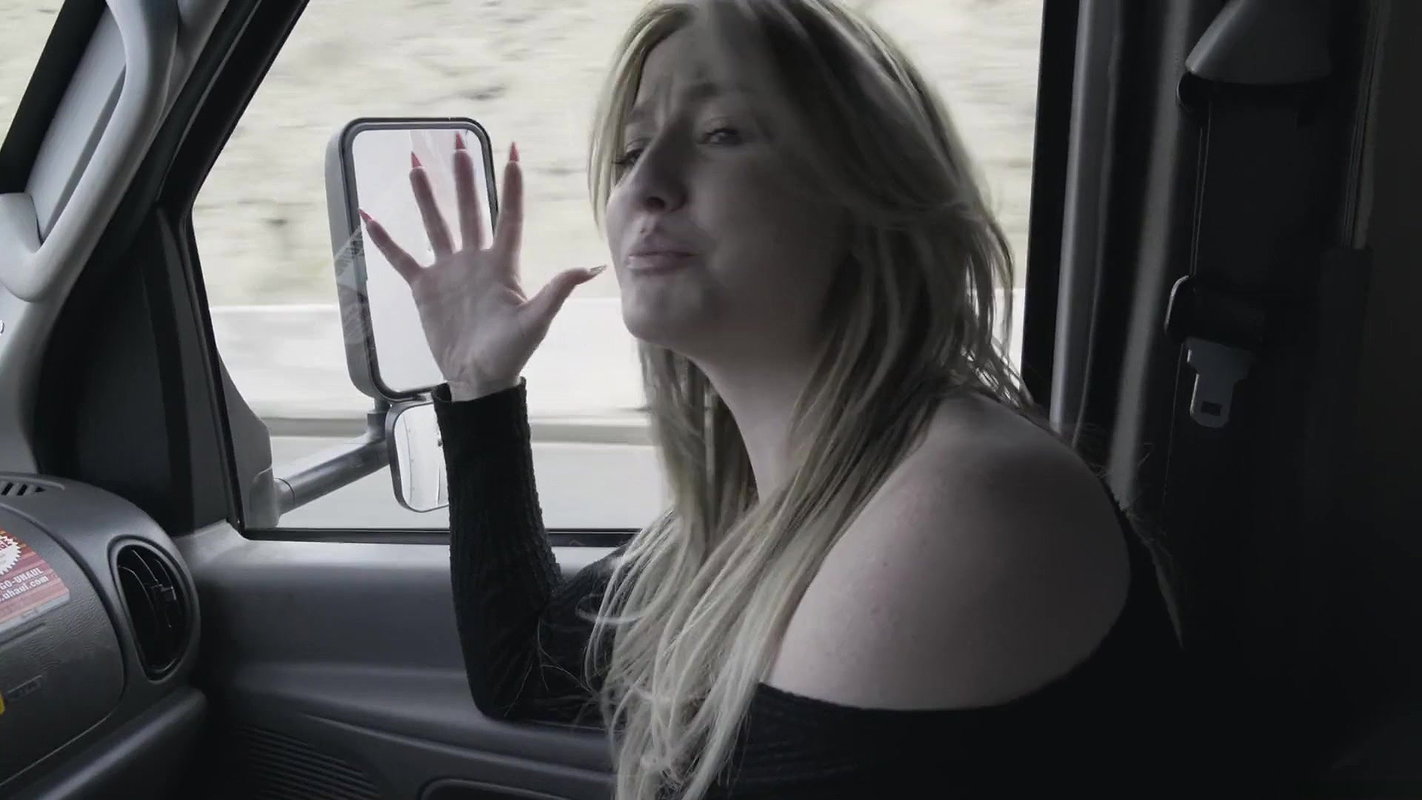 itney light distracts her boyfriend while driving