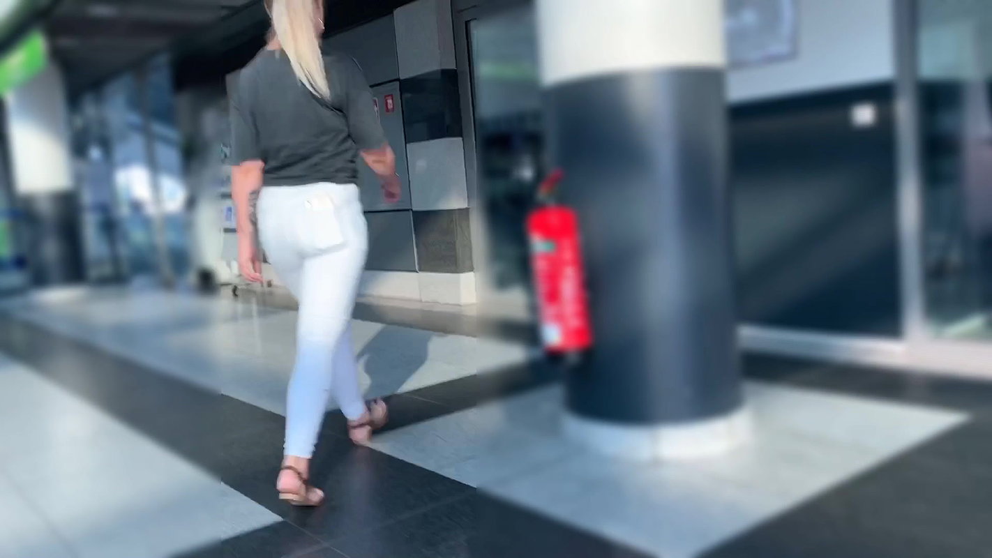 Devil Sophie Wet in white jeans before departure at the airport