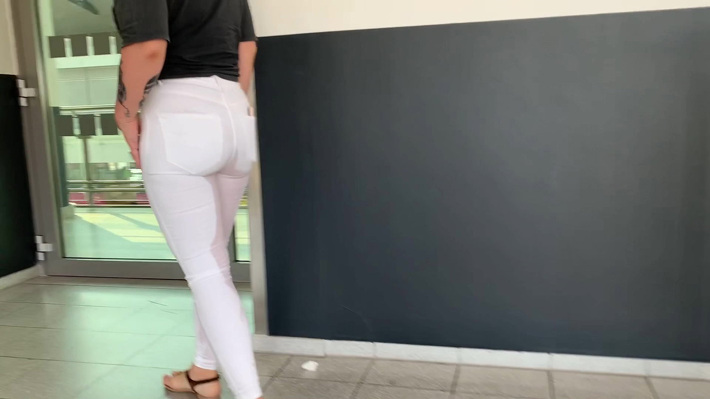 Devil Sophie Wet in white jeans before departure at the airport