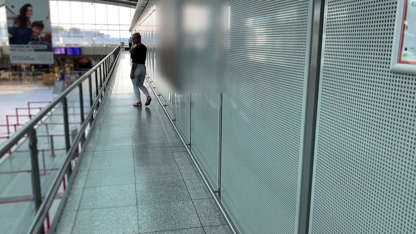 Devil Sophie Wet in white jeans before departure at the airport