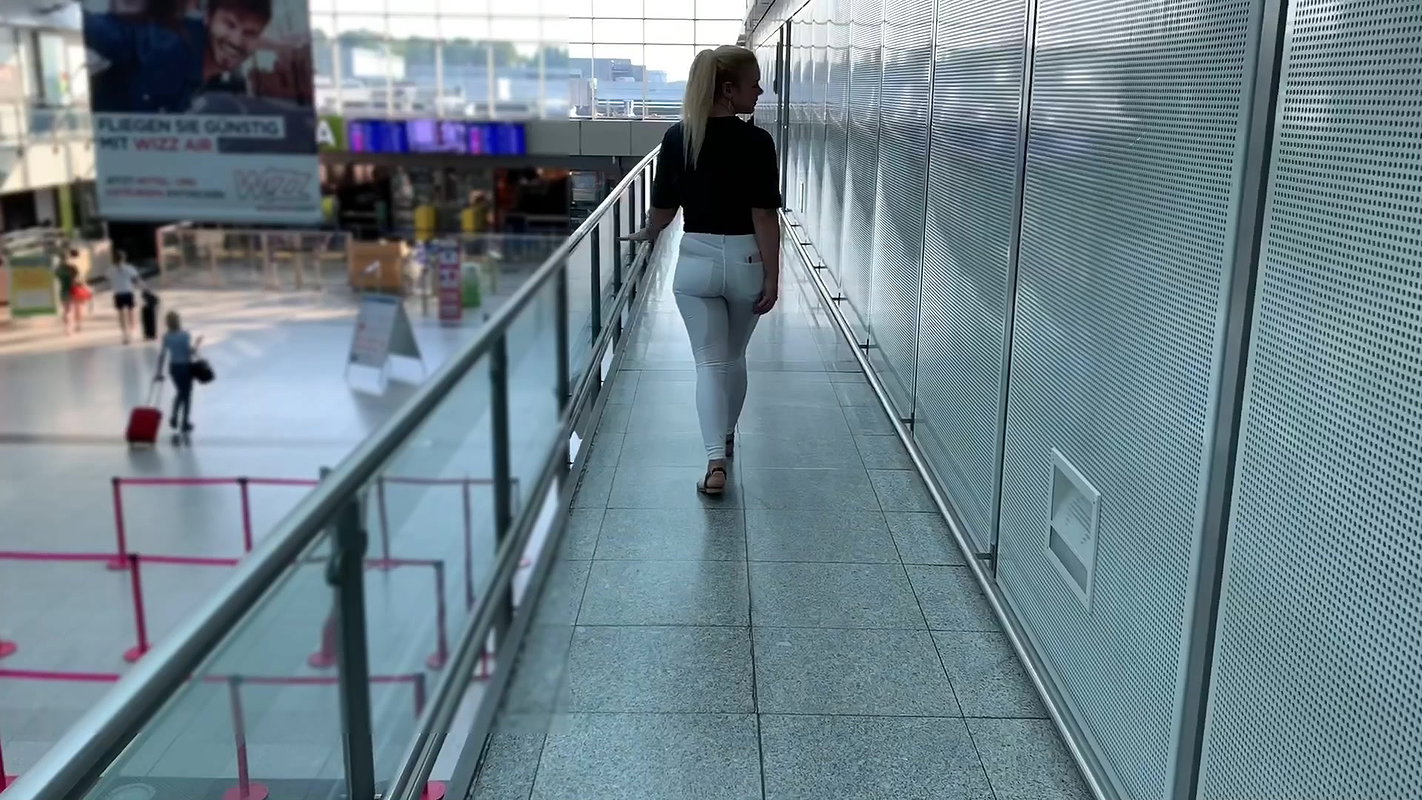 Devil Sophie Wet in white jeans before departure at the airport