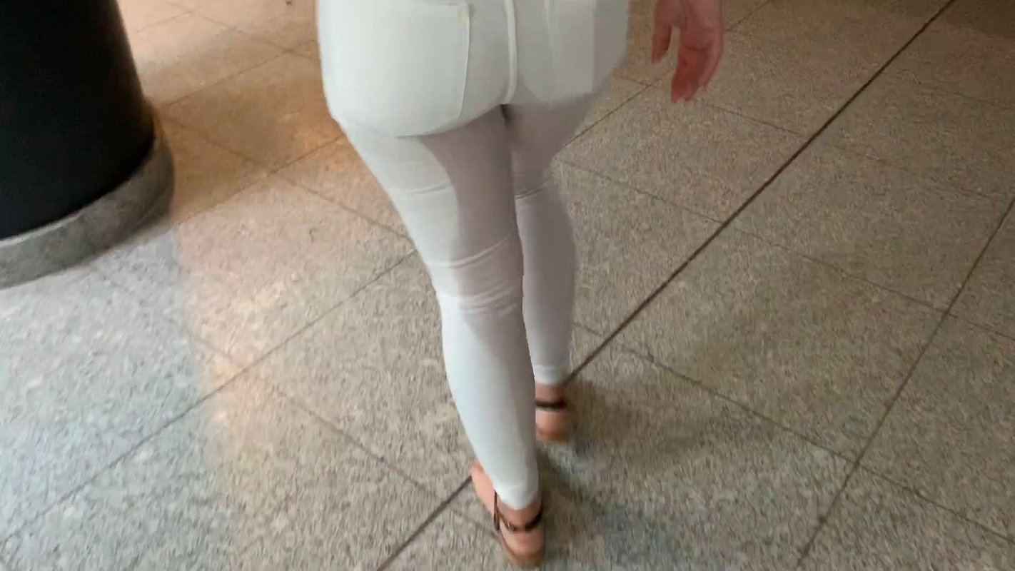 Devil Sophie Wet in white jeans before departure at the airport