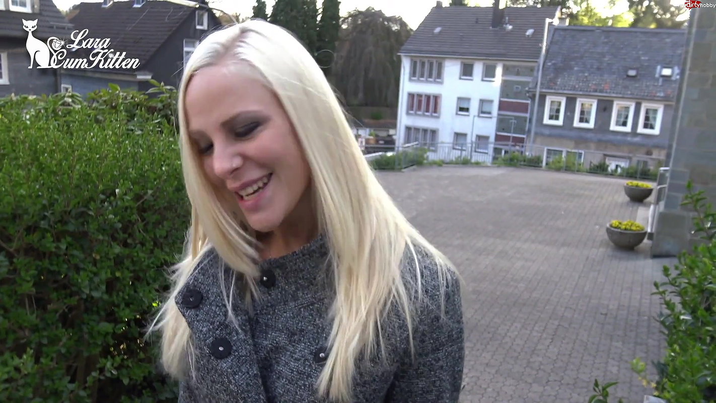 90OMG das war knapp Public PISS mitten in die BANKFILIALE