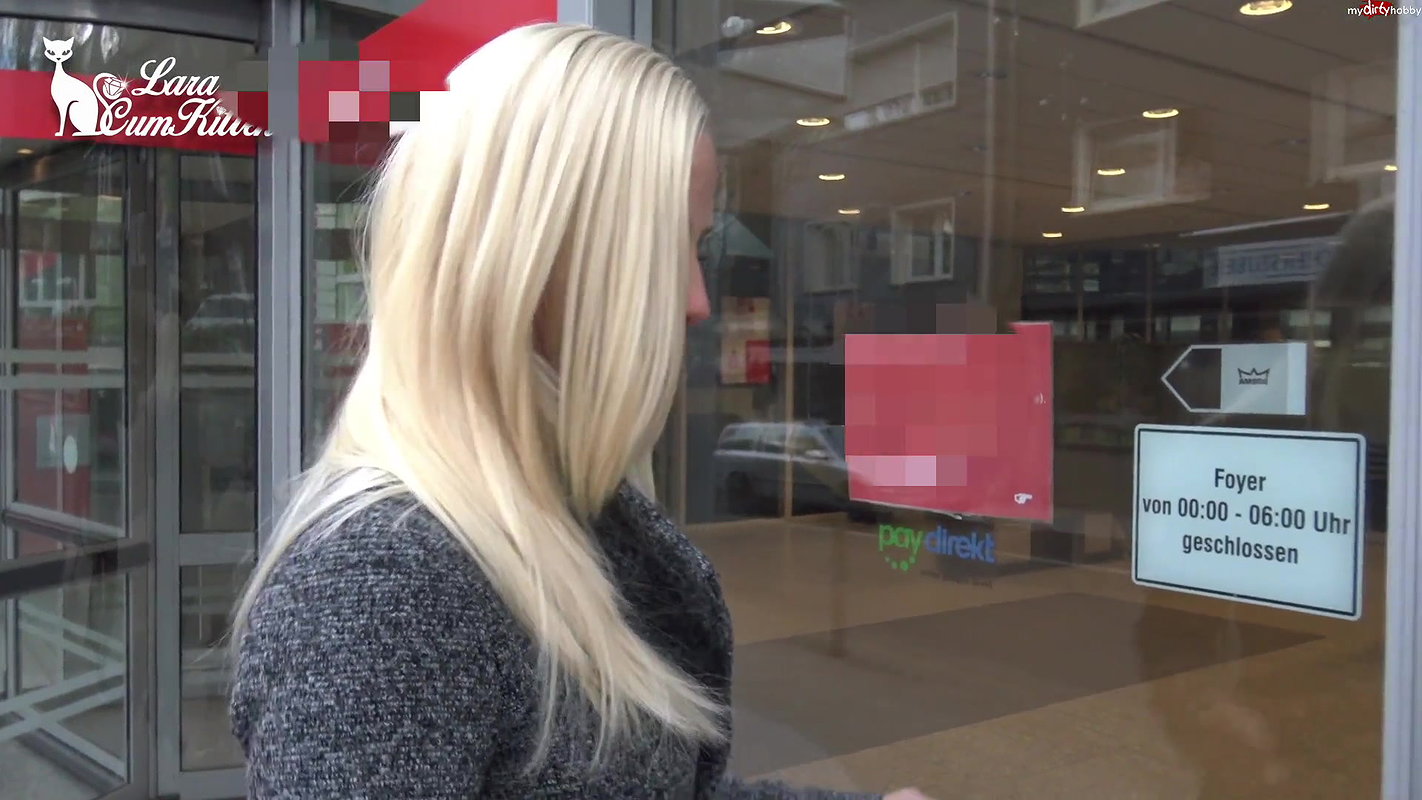 90OMG das war knapp Public PISS mitten in die BANKFILIALE