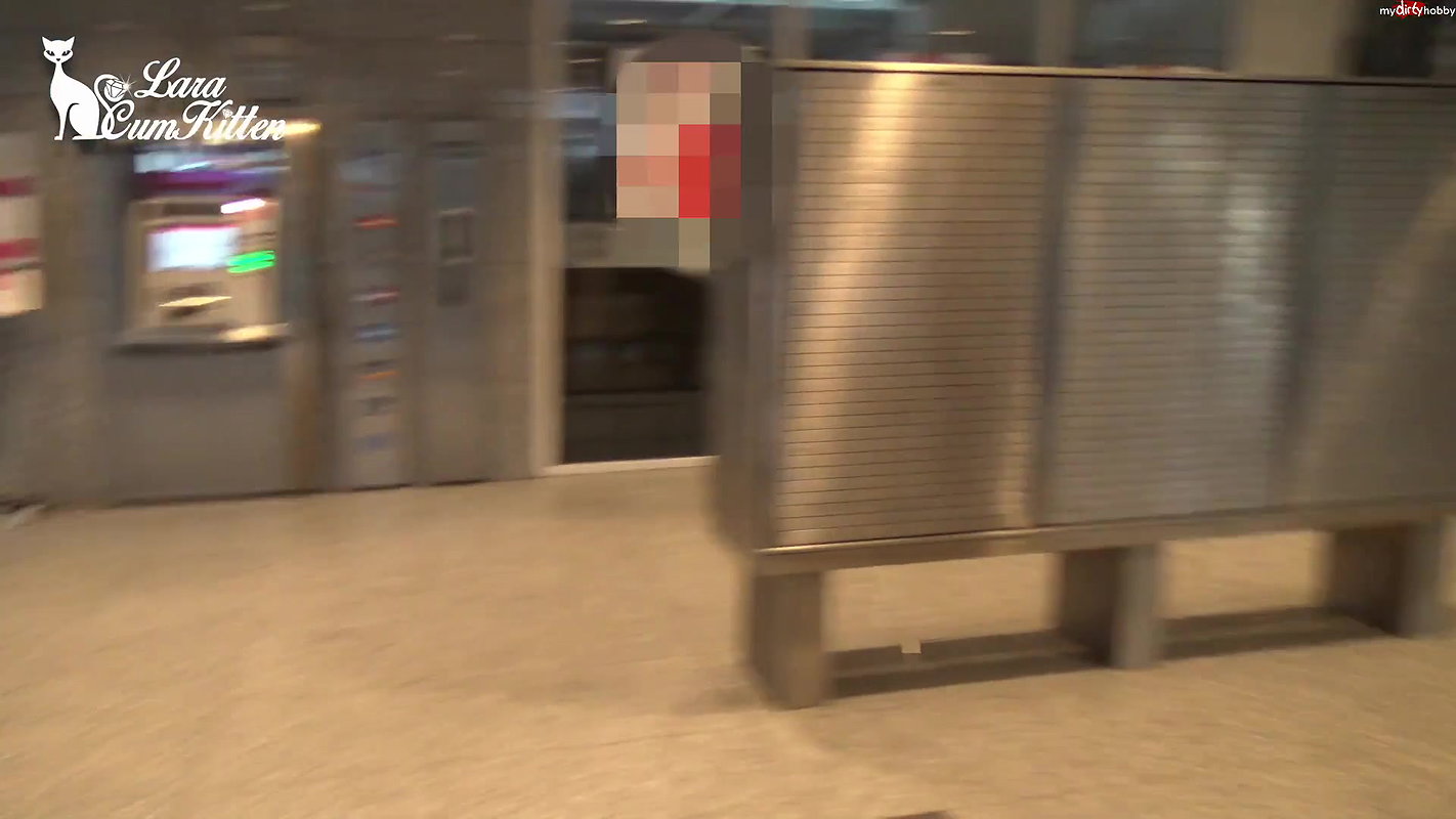 90OMG das war knapp Public PISS mitten in die BANKFILIALE
