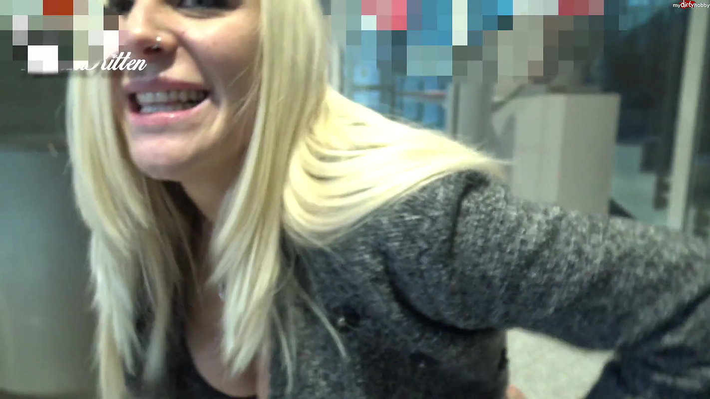 90OMG das war knapp Public PISS mitten in die BANKFILIALE