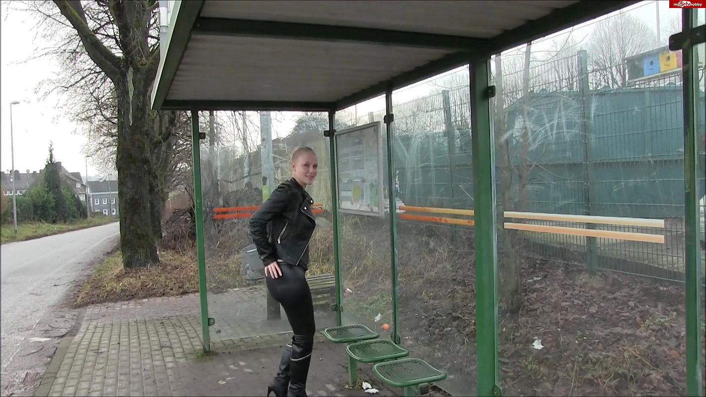 90Dreister Public Piss auf den Haltestellen Sitz