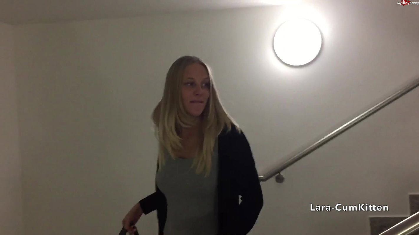 87Public PISS Treppen im Shopping Center geflutet