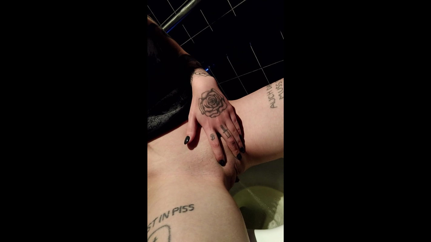 75Charlotte Sartre Pissing compilation
