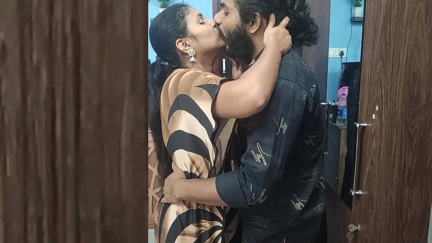 Mallu trivandrum couple hot lip lock romance with fuck