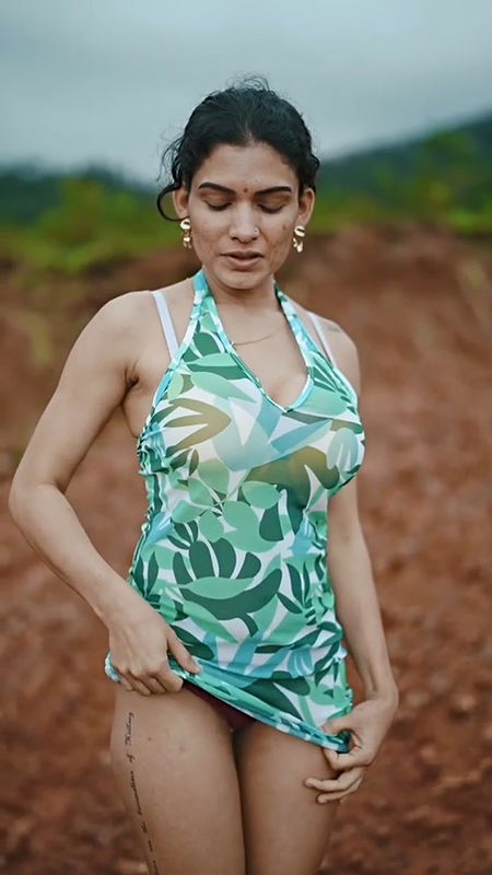 Reshmi out door pee and pussy fingering