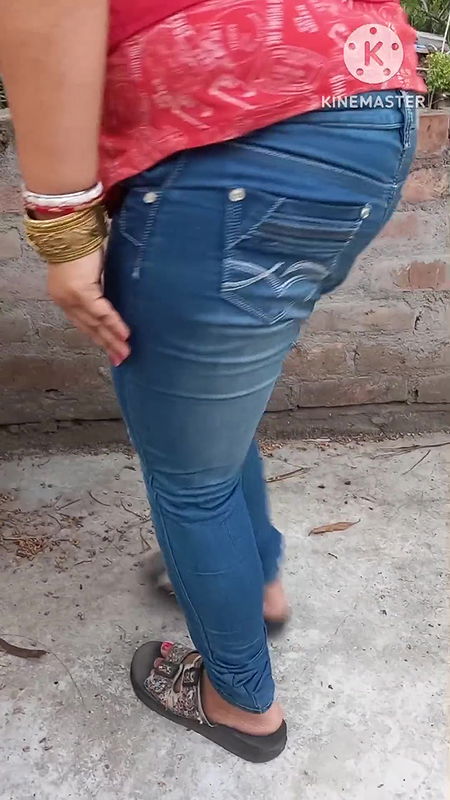 Sexy Desi Housewife Reveals Her Naked Body