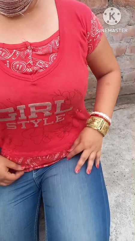 Sexy Desi Housewife Reveals Her Naked Body