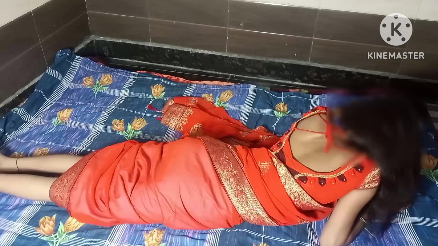 After getting a saree as a gift, Indian woman had sex with her brother-in-law at night