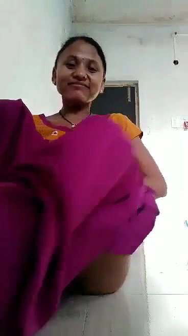 Desi Bhabhi Shows her Pussy