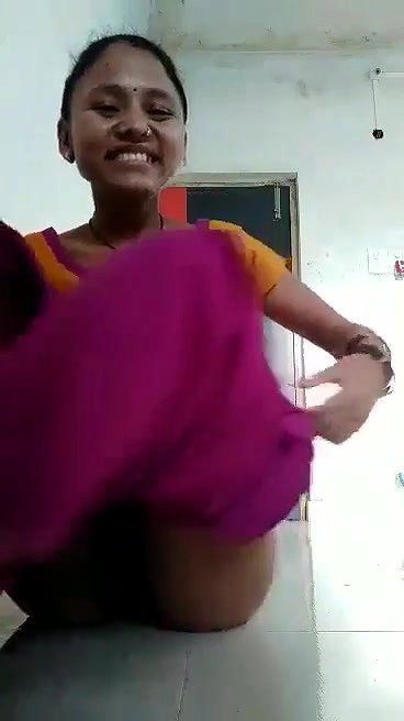 Desi Bhabhi Shows her Pussy