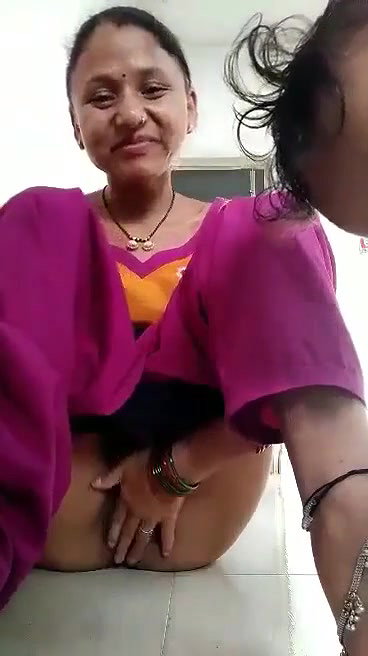 Desi Bhabhi Shows her Pussy