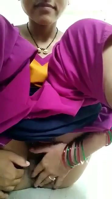 Desi Bhabhi Shows her Pussy