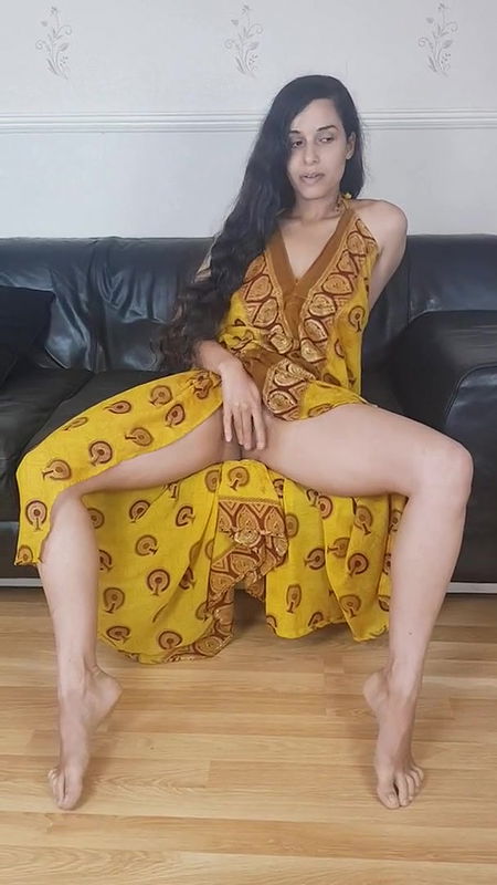 Desi babe rubbing pussy and fignering ass