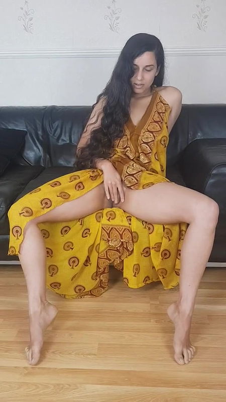 Desi babe rubbing pussy and fignering ass