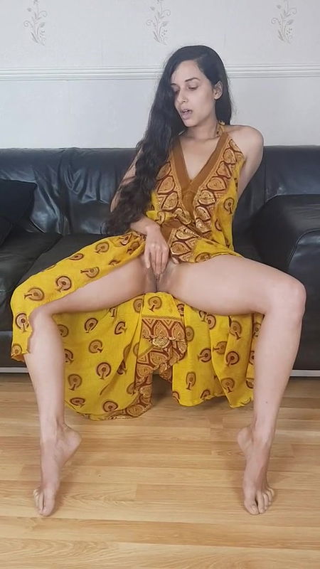 Desi babe rubbing pussy and fignering ass