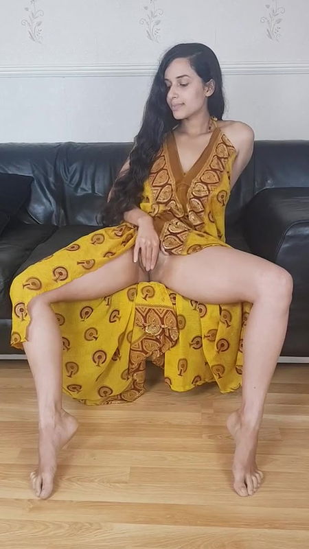 Desi babe rubbing pussy and fignering ass