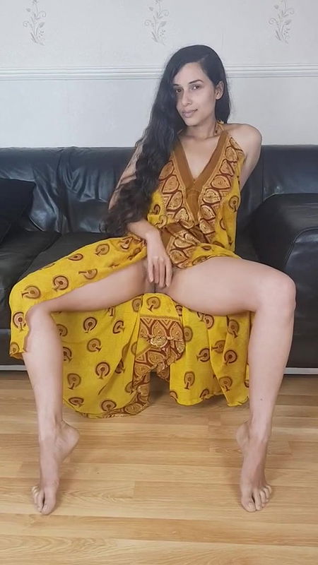 Desi babe rubbing pussy and fignering ass