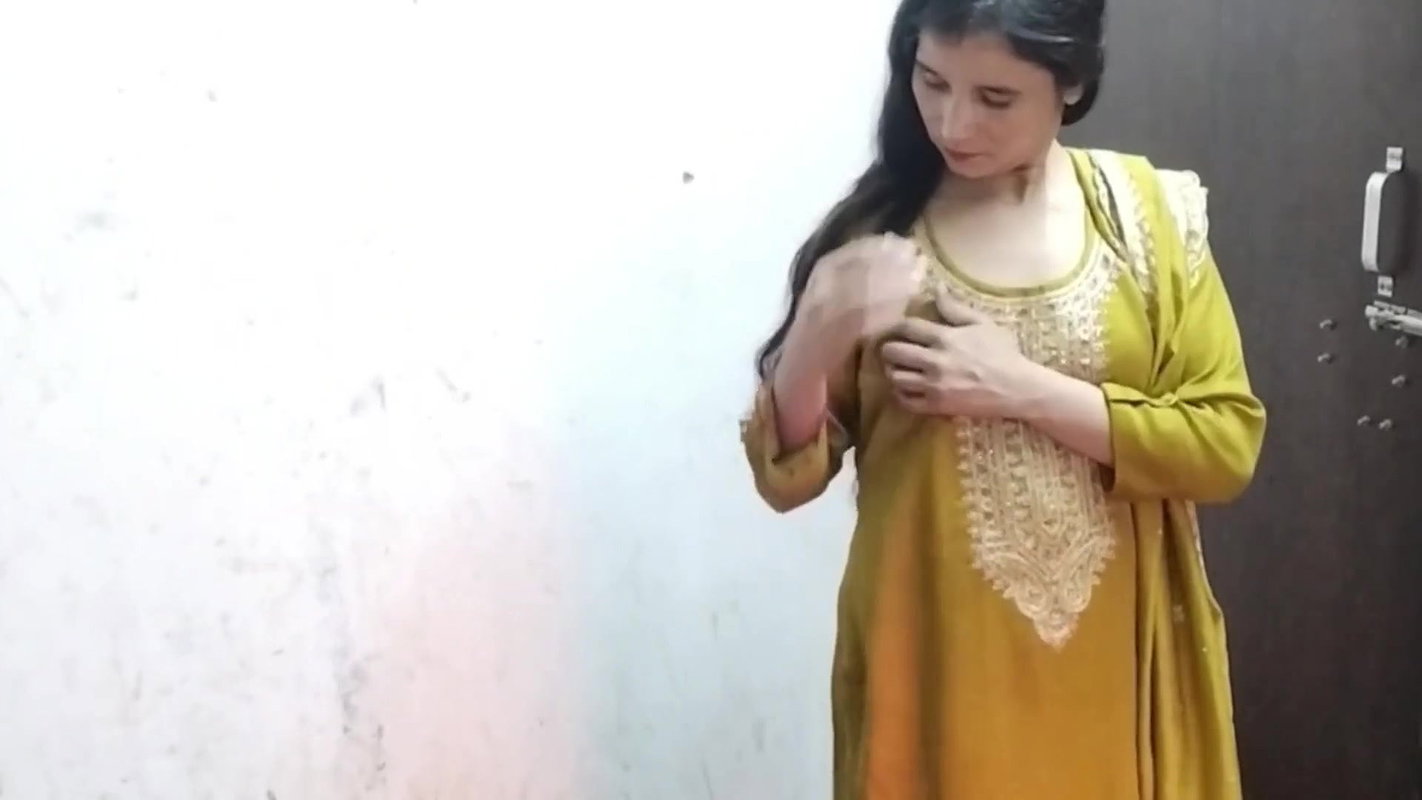 Bhabhi ko gandi video dikha kar chod diya