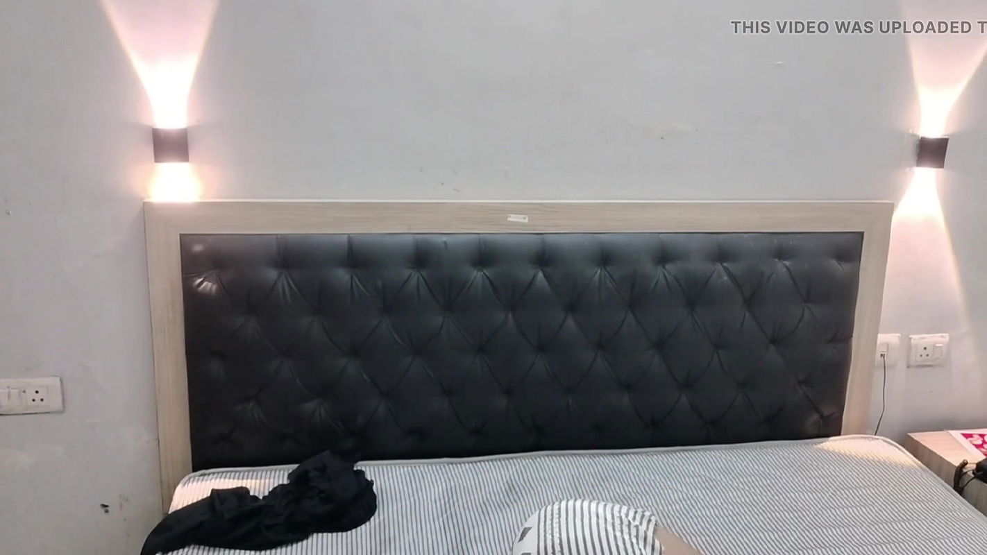 Bhabhi ko kapra pahnte huye dekh ke pel diya