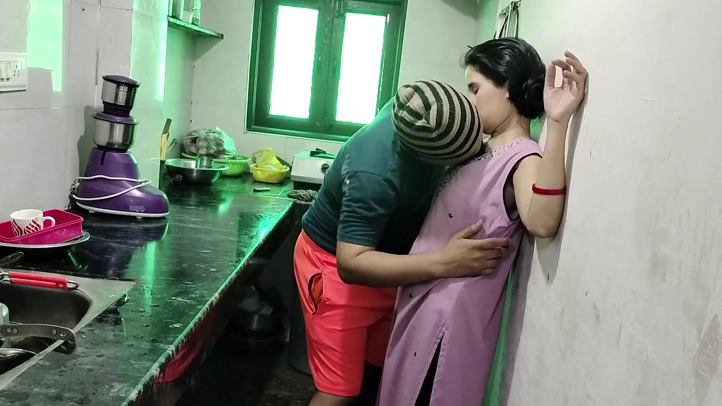 Bhabhi ko kitchen me hi pel diya