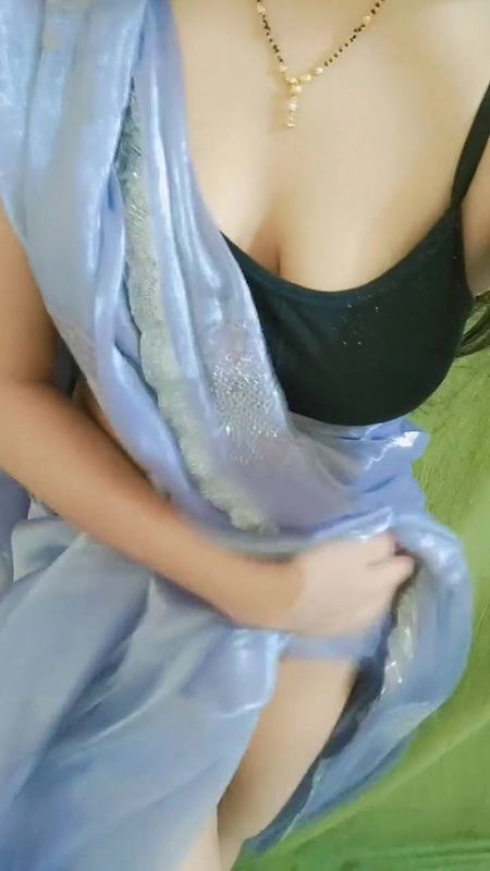 Bhabhi looking hot in saree
