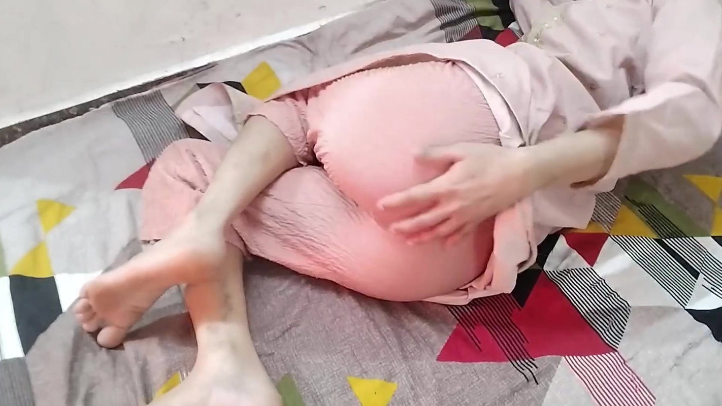 Big step brother ne muze nanga hokar bathroom me pel diya