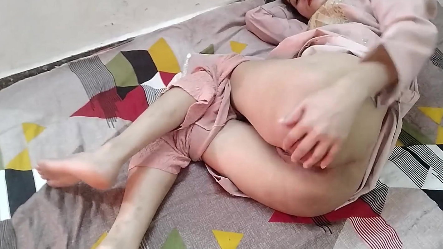 Big step brother ne muze nanga hokar bathroom me pel diya