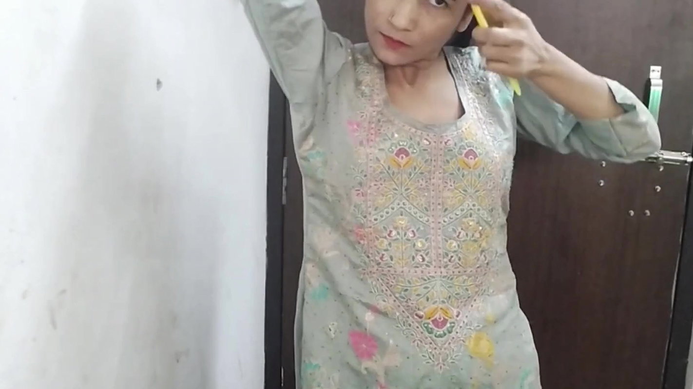 Chacha ne jabar dasti room me aakr choda