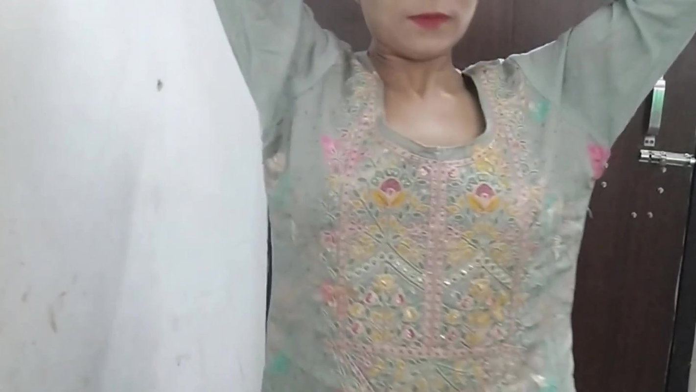 Chacha ne jabar dasti room me aakr choda