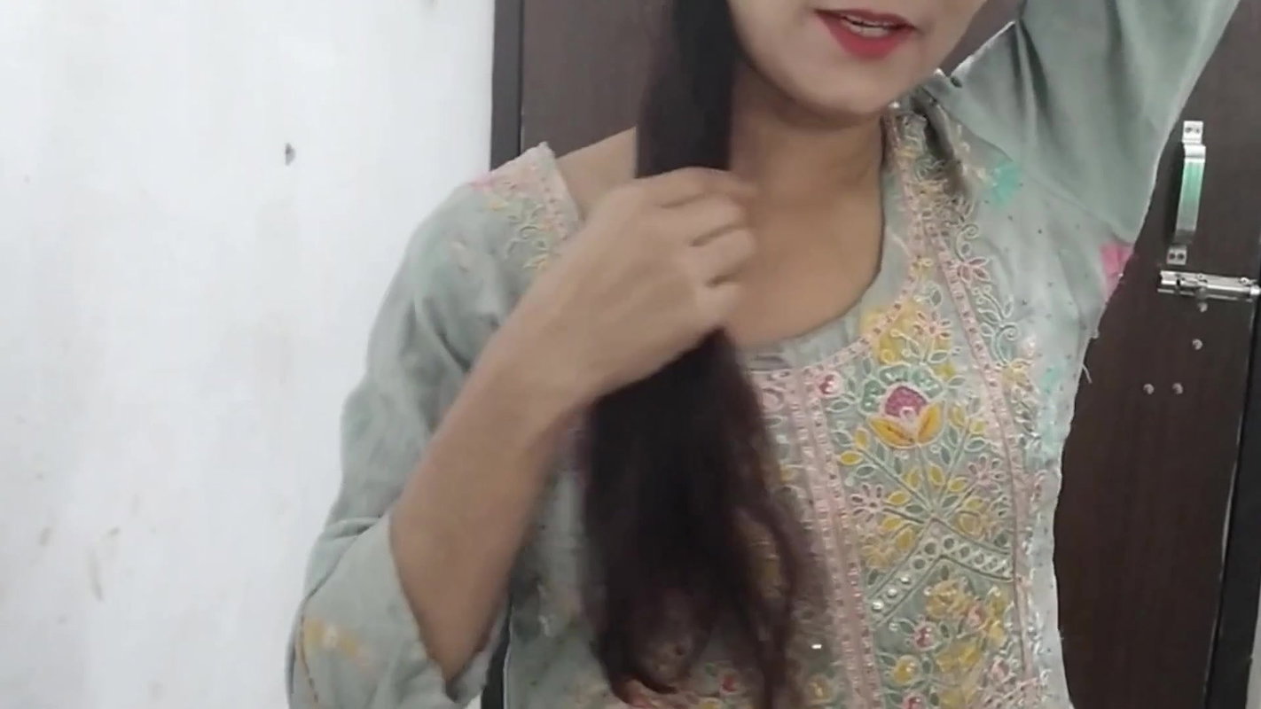 Chacha ne jabar dasti room me aakr choda