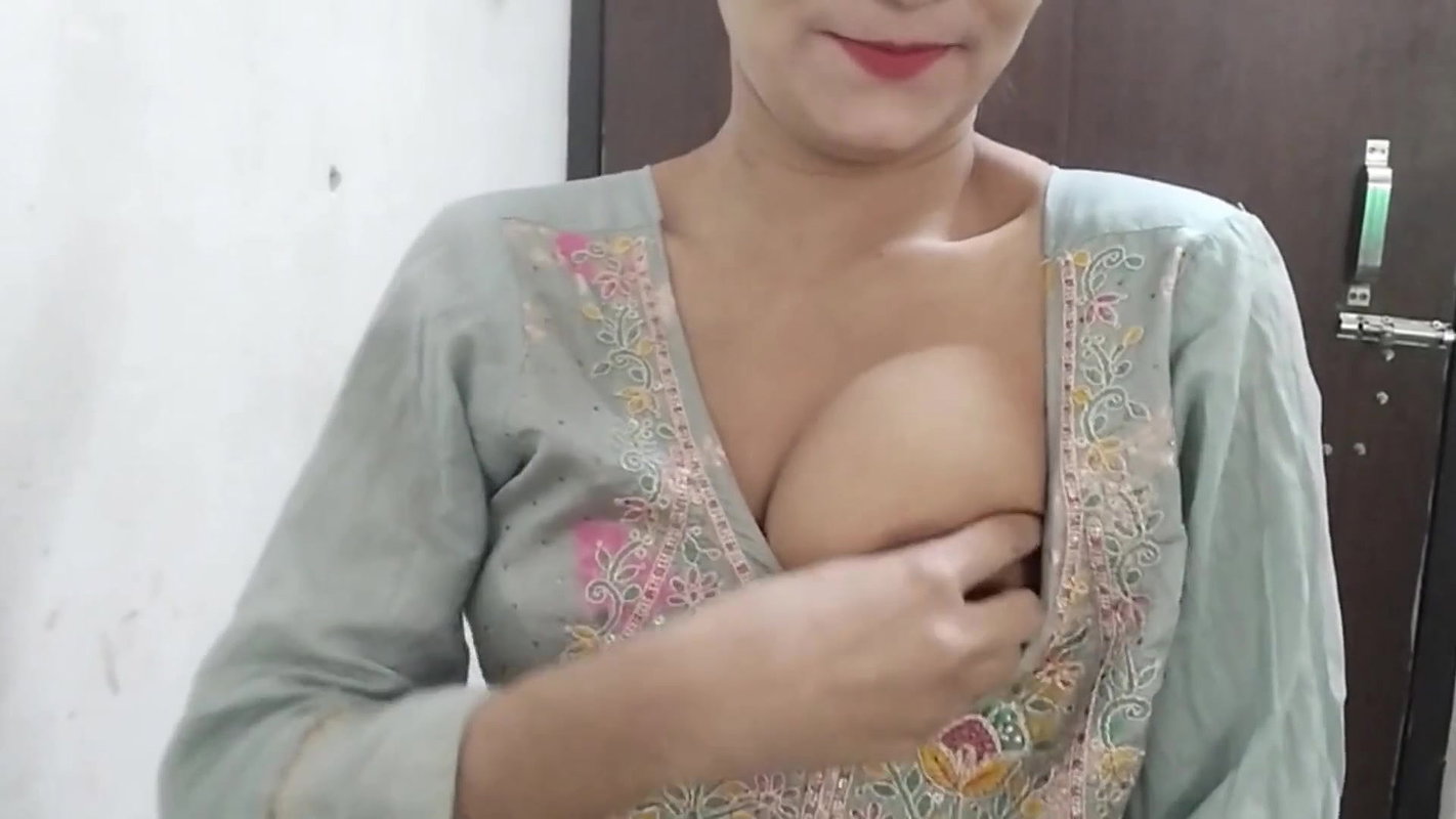 Chacha ne jabar dasti room me aakr choda