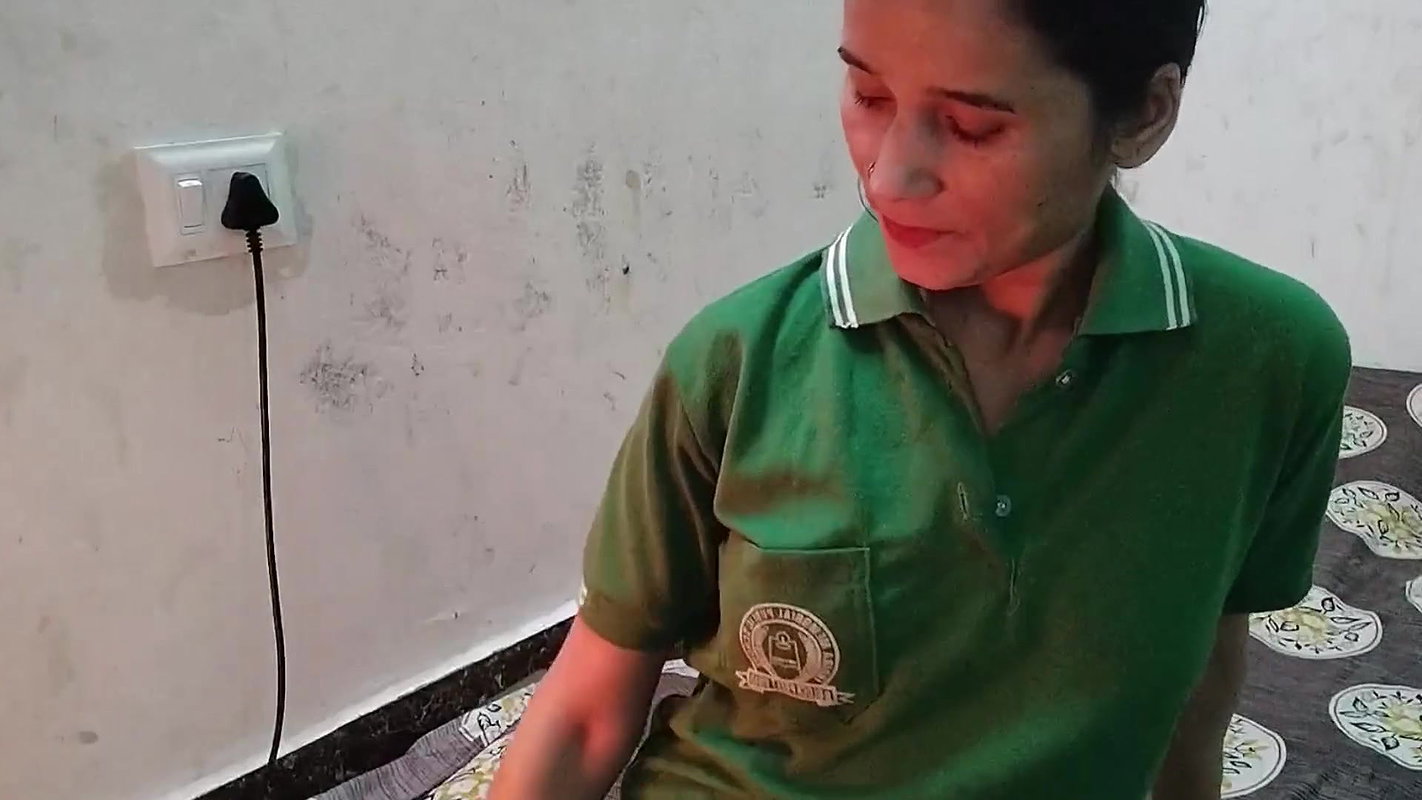 Desi aunty ko nanga kar diya paani paani nikala