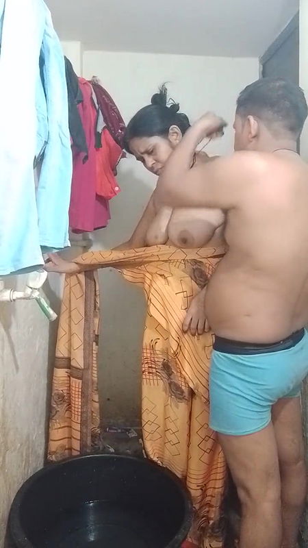 Desi Aunty’s big bobs were out of the water