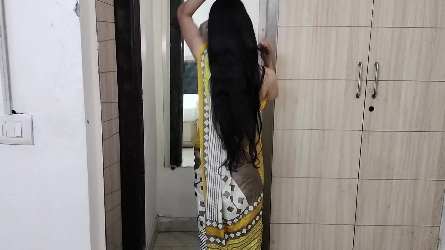 Desi bhabhi ne saree khol ke chudbaya