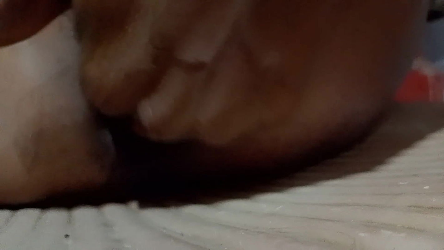 Desi bhabhi took out water by fingering in chut